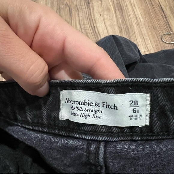 Abercrombie & Fitch Ultra High Rise 90s Straight Jean - Picture 9 of 10